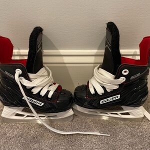 Youth size 6 Bauer like new condition hockey skates